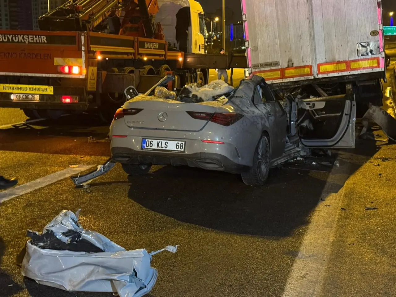 Eryaman’da korkunç kaza! Otomobil tıra çarpıp 300 metre sürüklendi 1