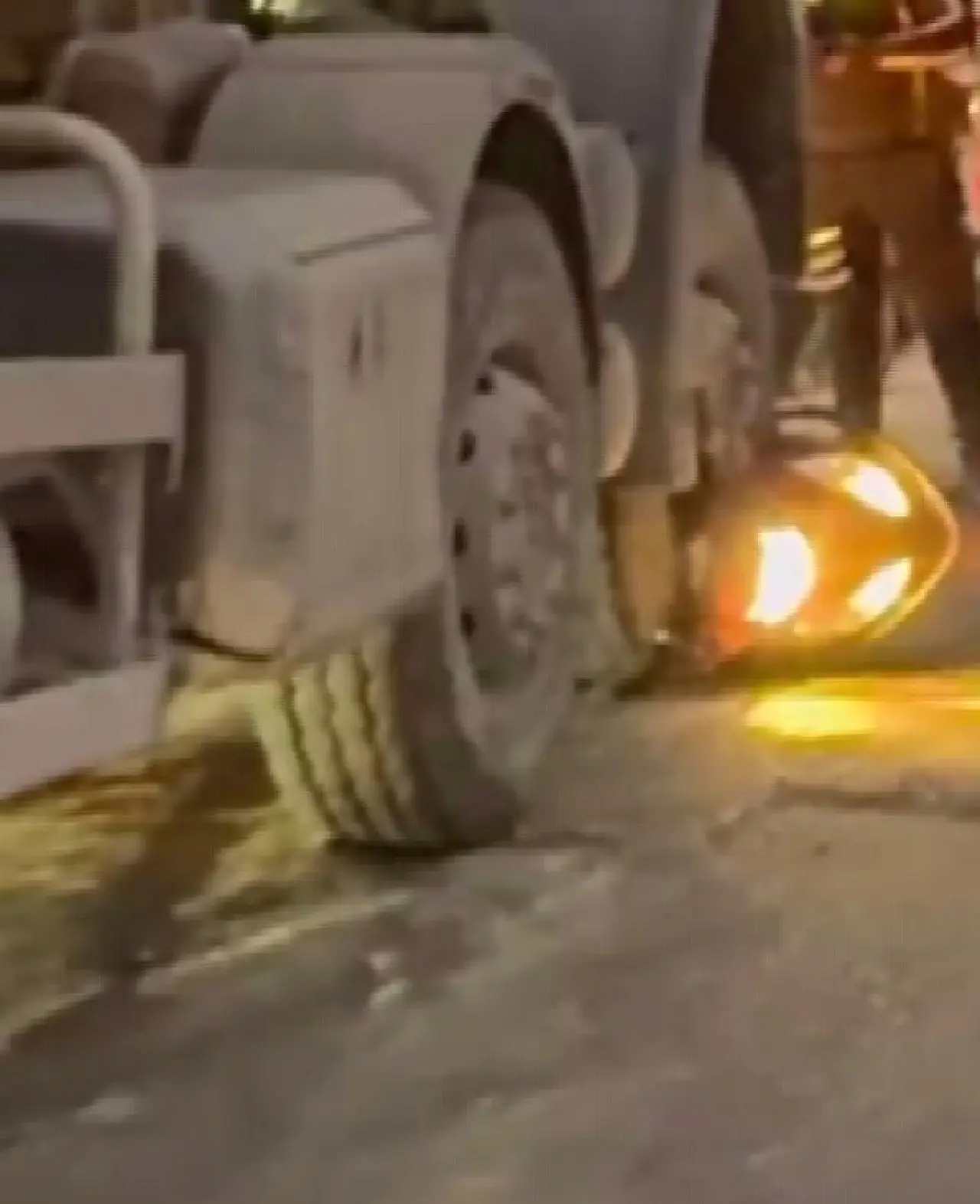 Üst geçitte korkunç ölüm! Motosiklet sürücüsü mikserin altında feci şekilde can verdi 2