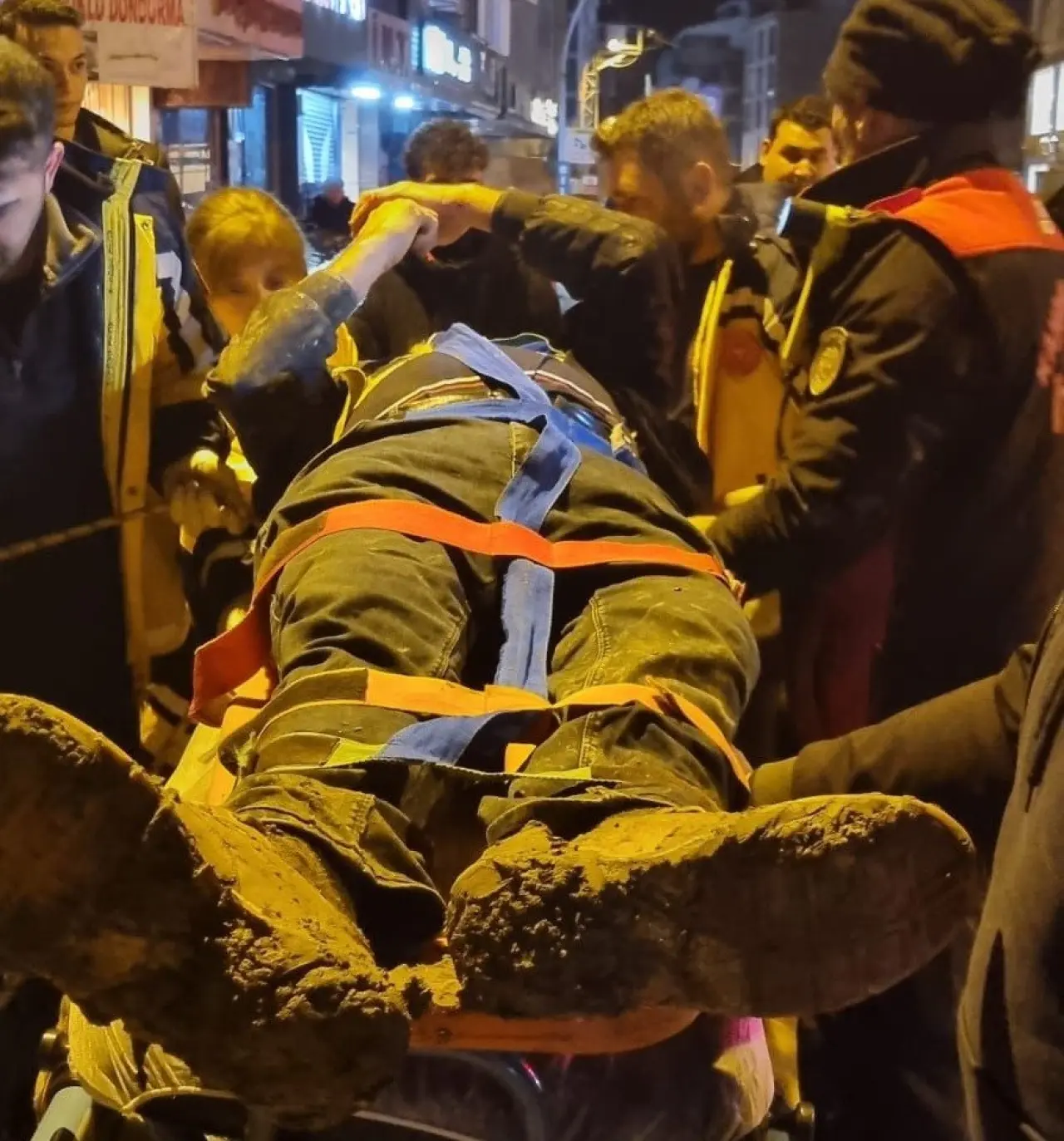 6 Metrelik derinlikte mahsur kaldı! Vatandaşlar yardıma koştu 2