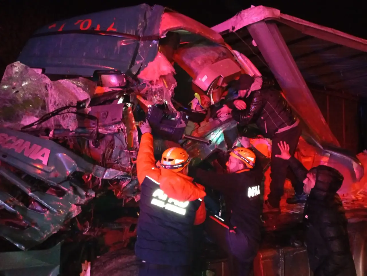 Rize Pazar’da dehşet anları! Şoför tırın içinde sıkıştı 4