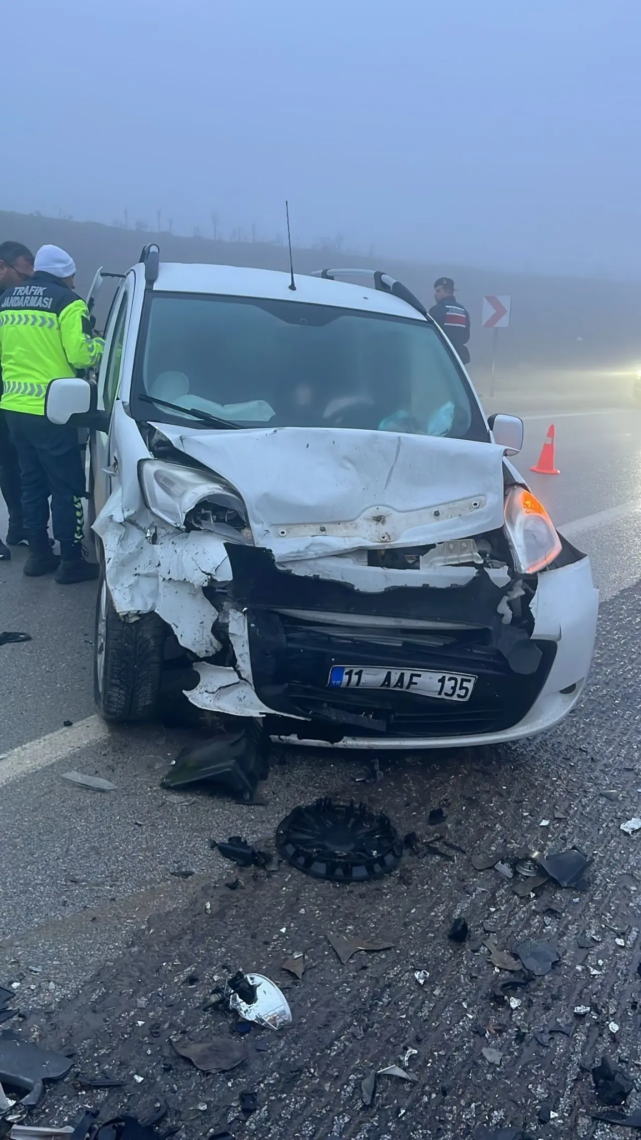 Feci Çarpışma! İki Araç Kafa Kafaya Geldi, Sürücüler Yaralı 2