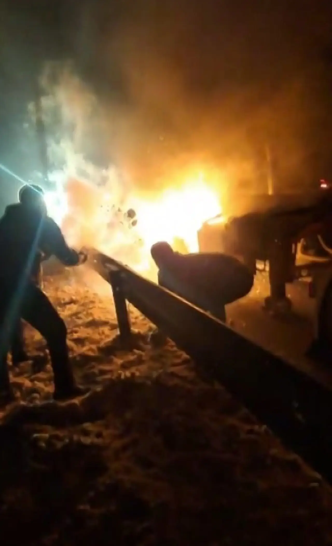 Sivas’ta tır yangınına ilginç müdahale! Karla söndürmeye çalıştılar 1