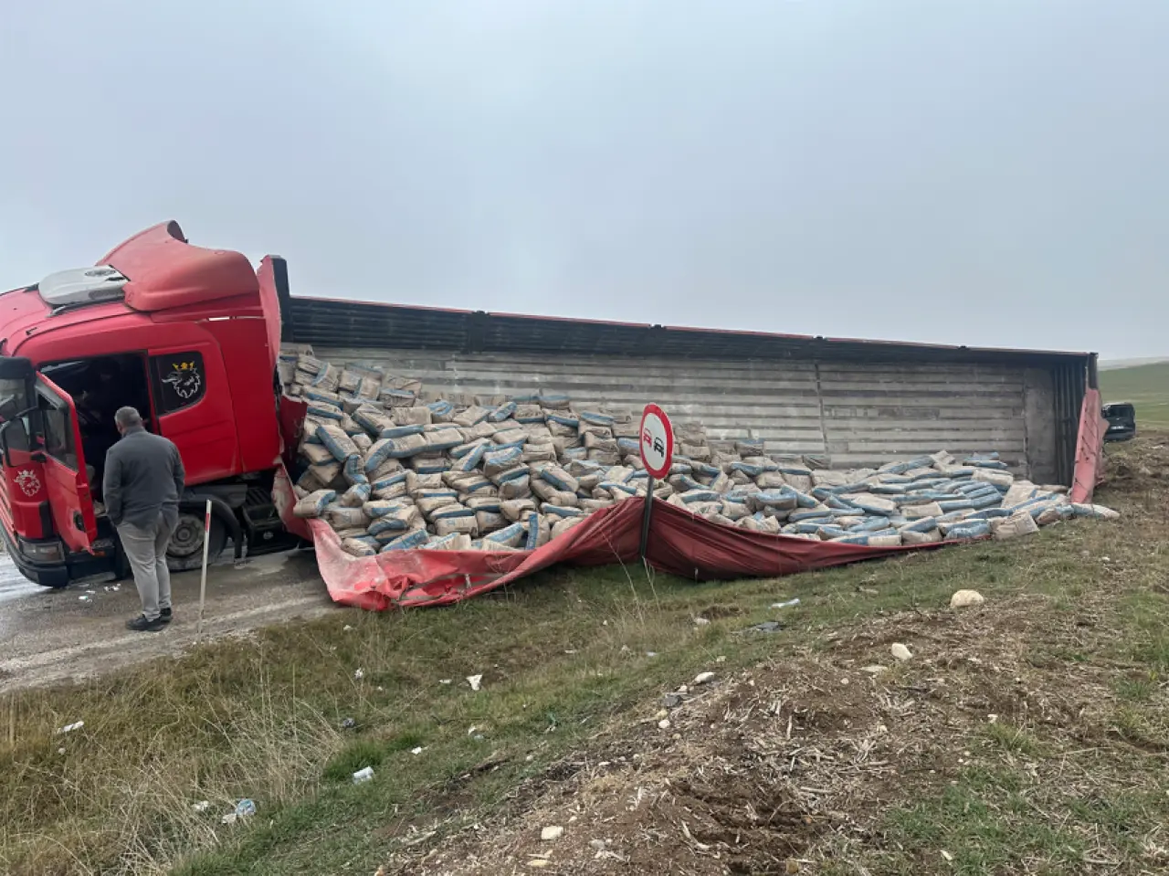 Alaca yolunda dehşet! Tırın savrulan dorsesi otomobili ezdi 4