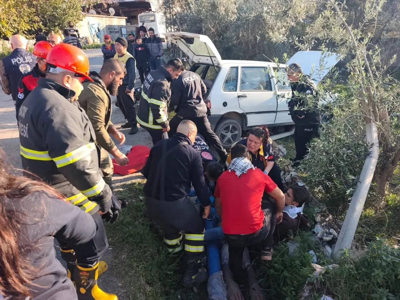 Hatay'da otomobil beton çitleri aşıp bahçeye uçtu! 3 yaralı 1