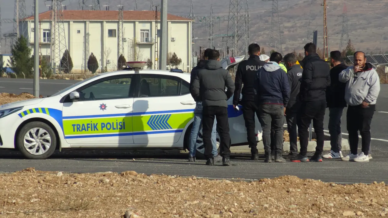 Tırın altına giren otomobilden mucize kurtuluş! 6