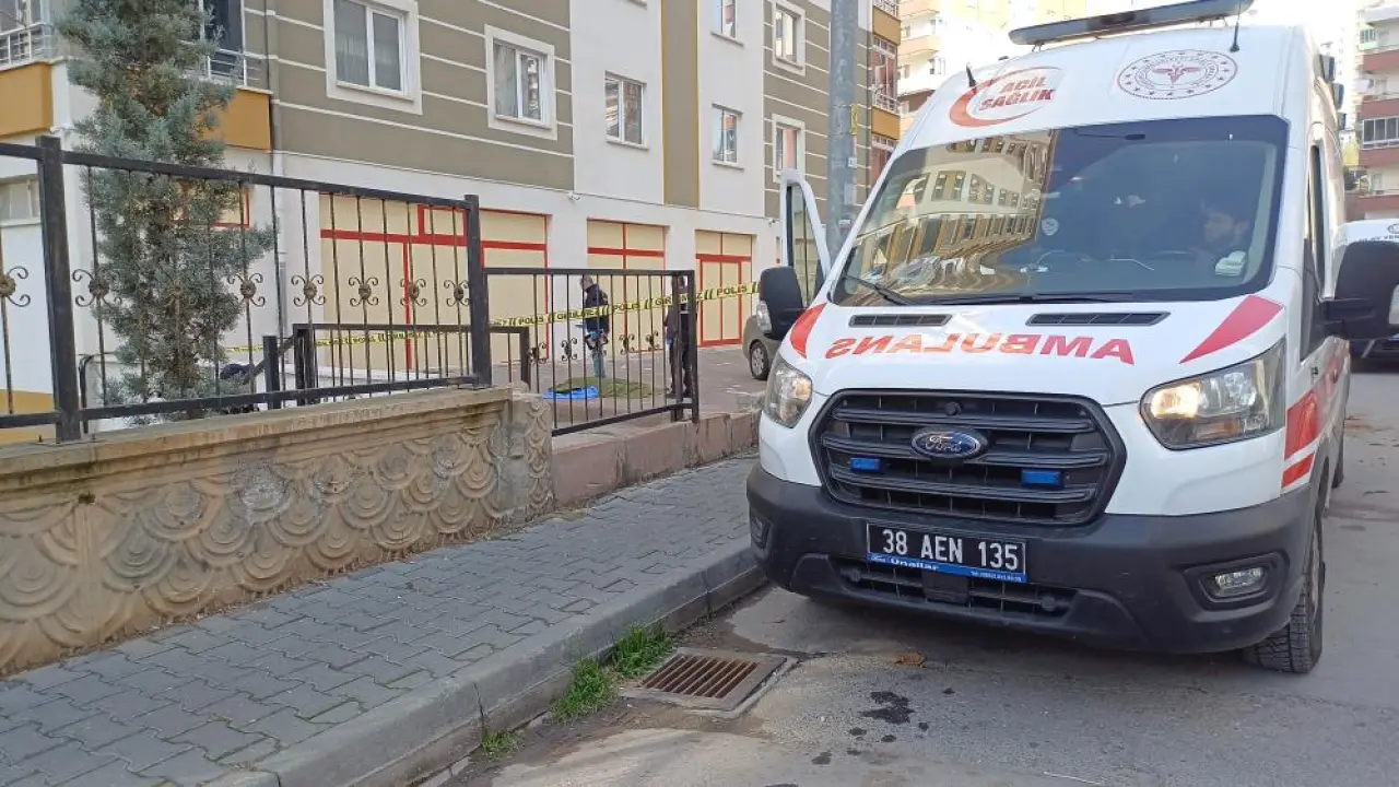 Kayseri’de 8’inci kattan düşen kadın feci şekilde hayatını kaybetti! 3