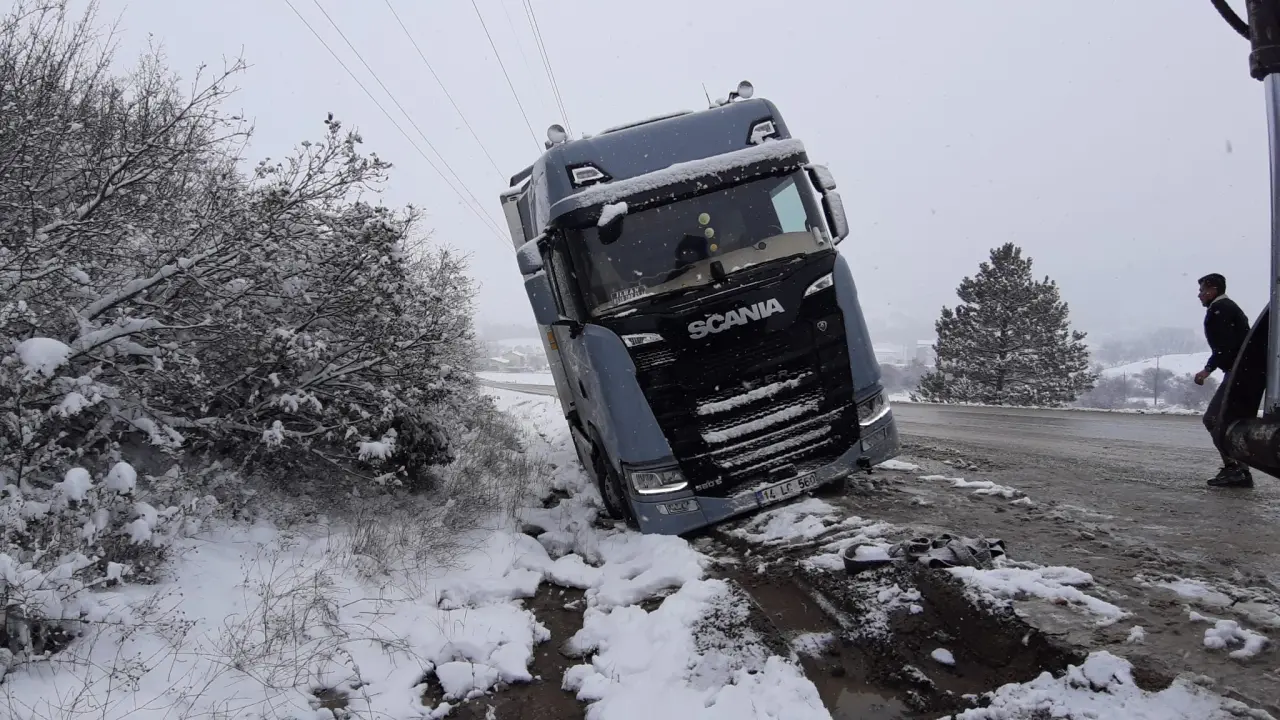 Kar yağışı felaketi getirdi! Bolu-Nallıhan yolunda tır şarampole uçtu 2