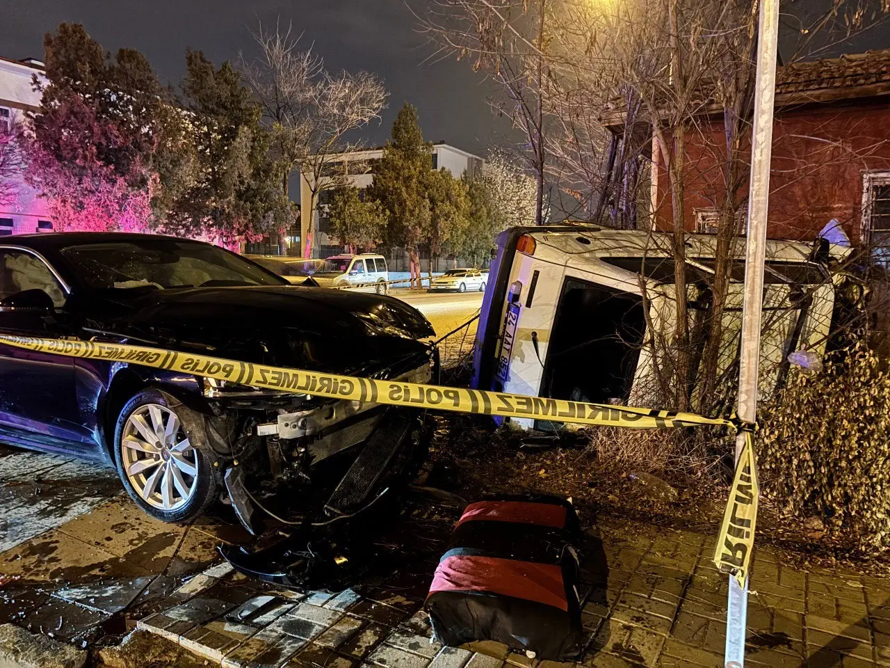 Erzincan’da feci kaza: İki otomobil çarpıştı, 5 yaralı! 1