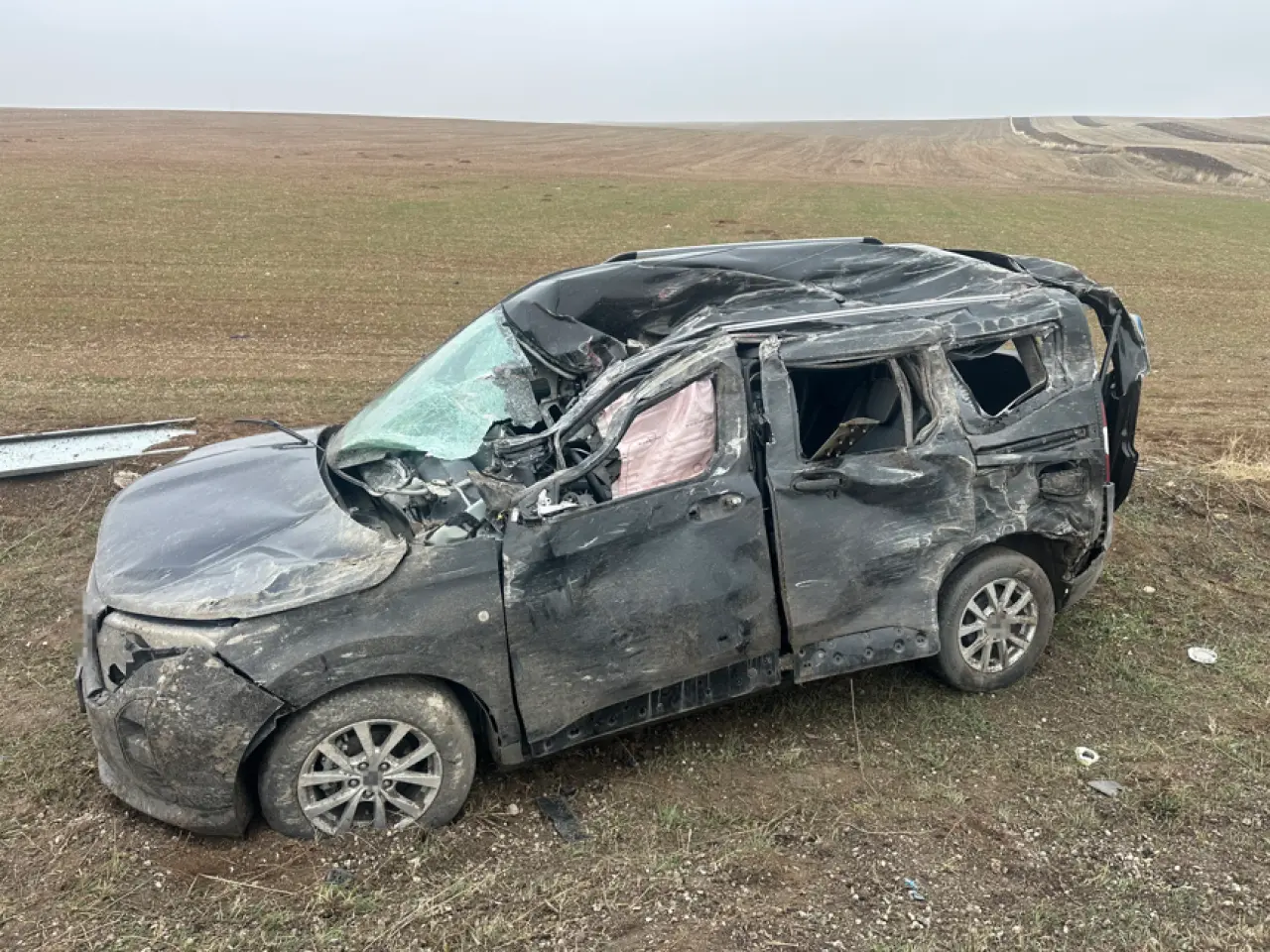 Alaca yolunda dehşet! Tırın savrulan dorsesi otomobili ezdi 5