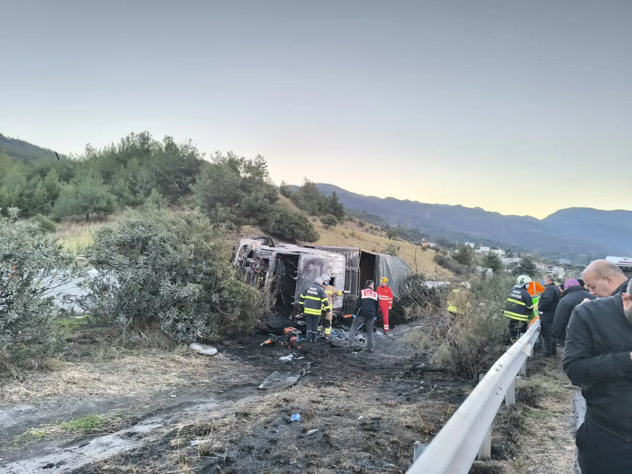 Hatay otobanında kabus gibi kaza! Tırdaki 2 kişi yanarak can verdi 2