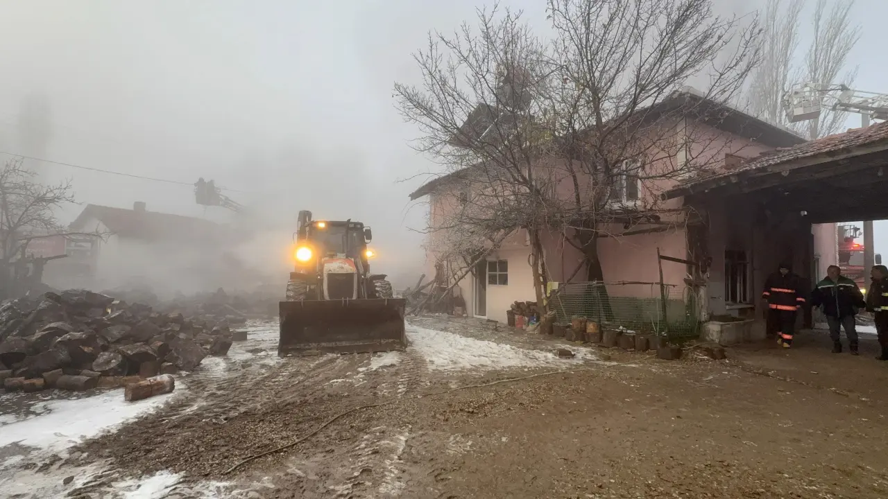 İki katlı ev küle döndü! Aile kış ortasında evsiz kaldı 5