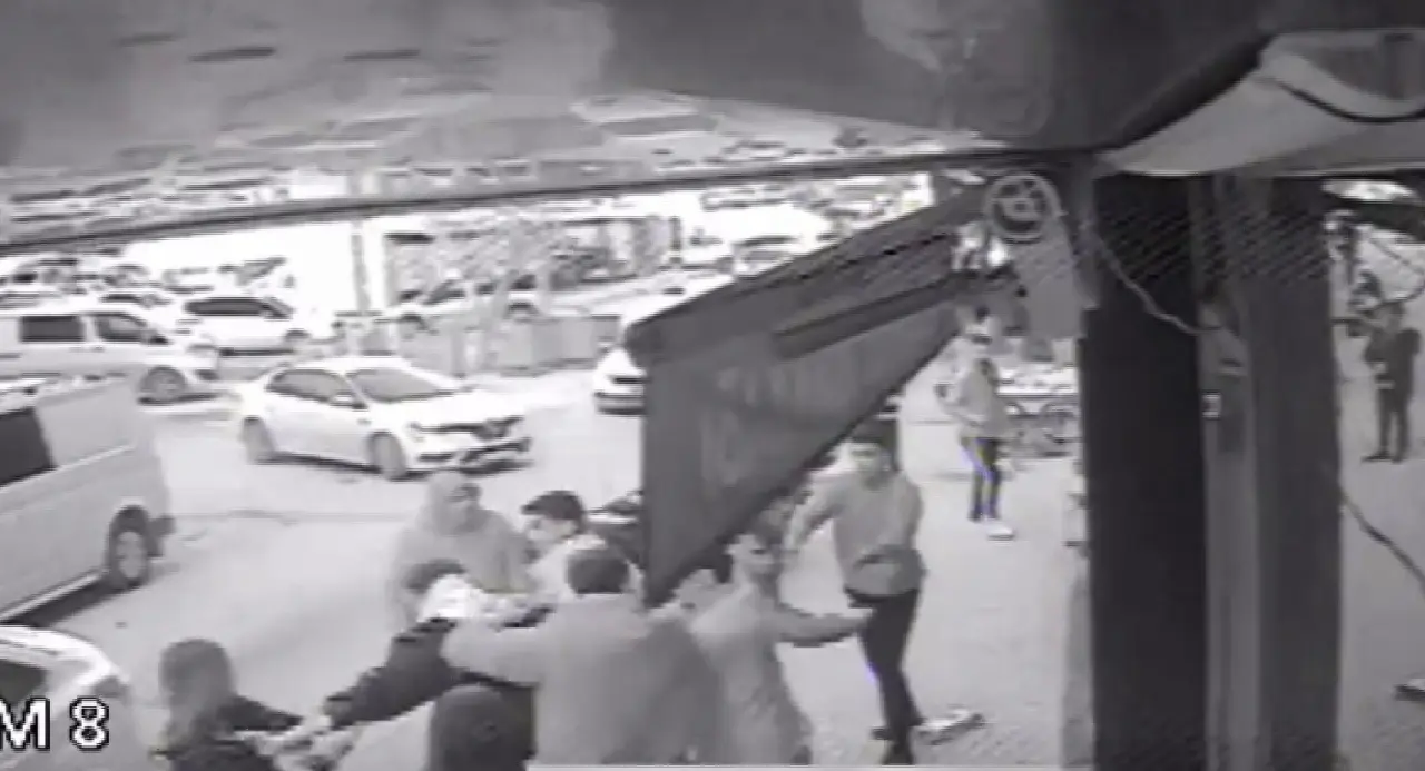 Adıyaman’da sokakta gerilim! Genç kızlara yapılan hareket kavga çıkardı 2