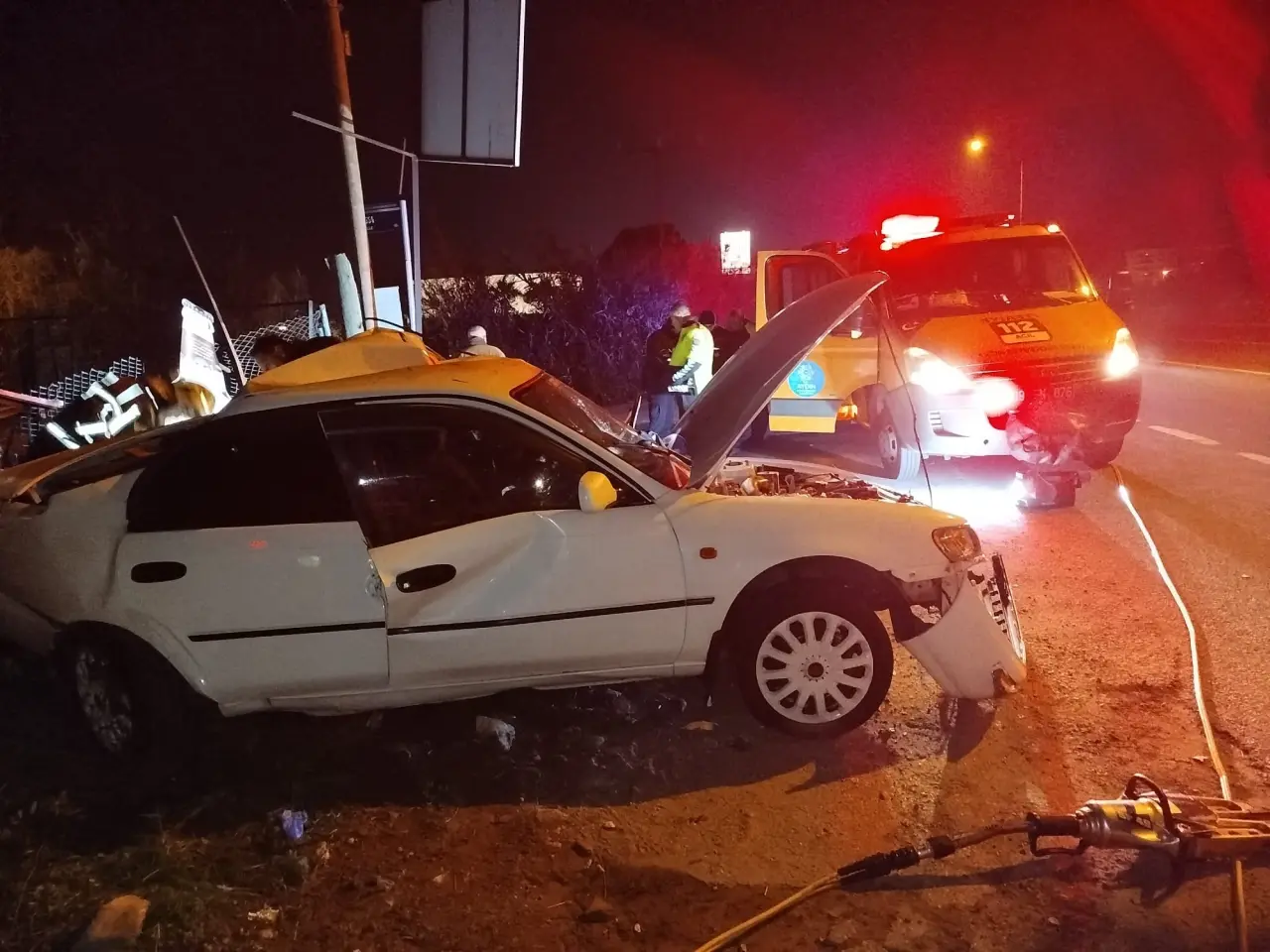 Aydın-Denizli yolunda korkutan kaza! Otomobil ağaca ok gibi saplandı 3