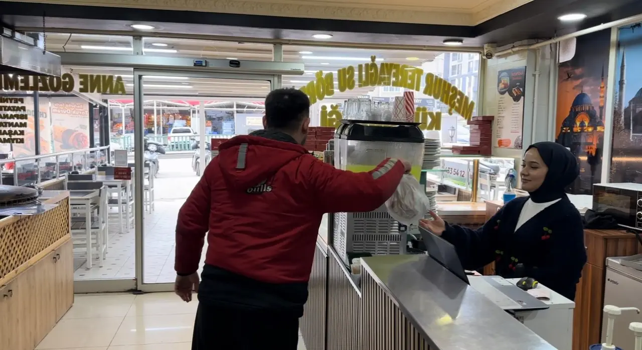 Nefessiz kaldı, herkes şoke oldu! Kuryenin refleksi ise hayat kurtardı 4