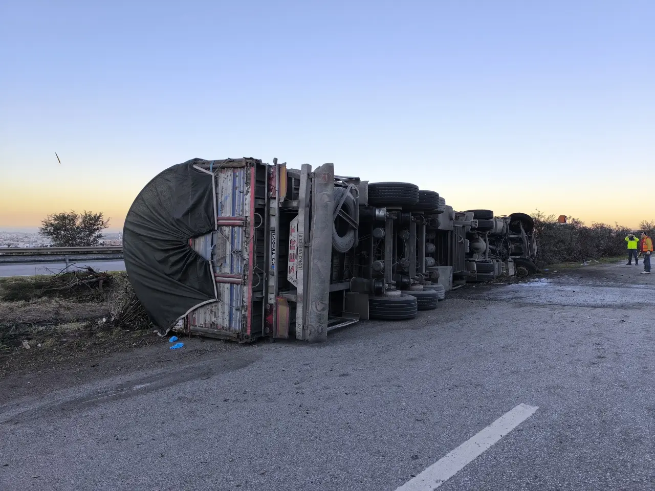 Hatay otobanında kabus gibi kaza! Tırdaki 2 kişi yanarak can verdi 6