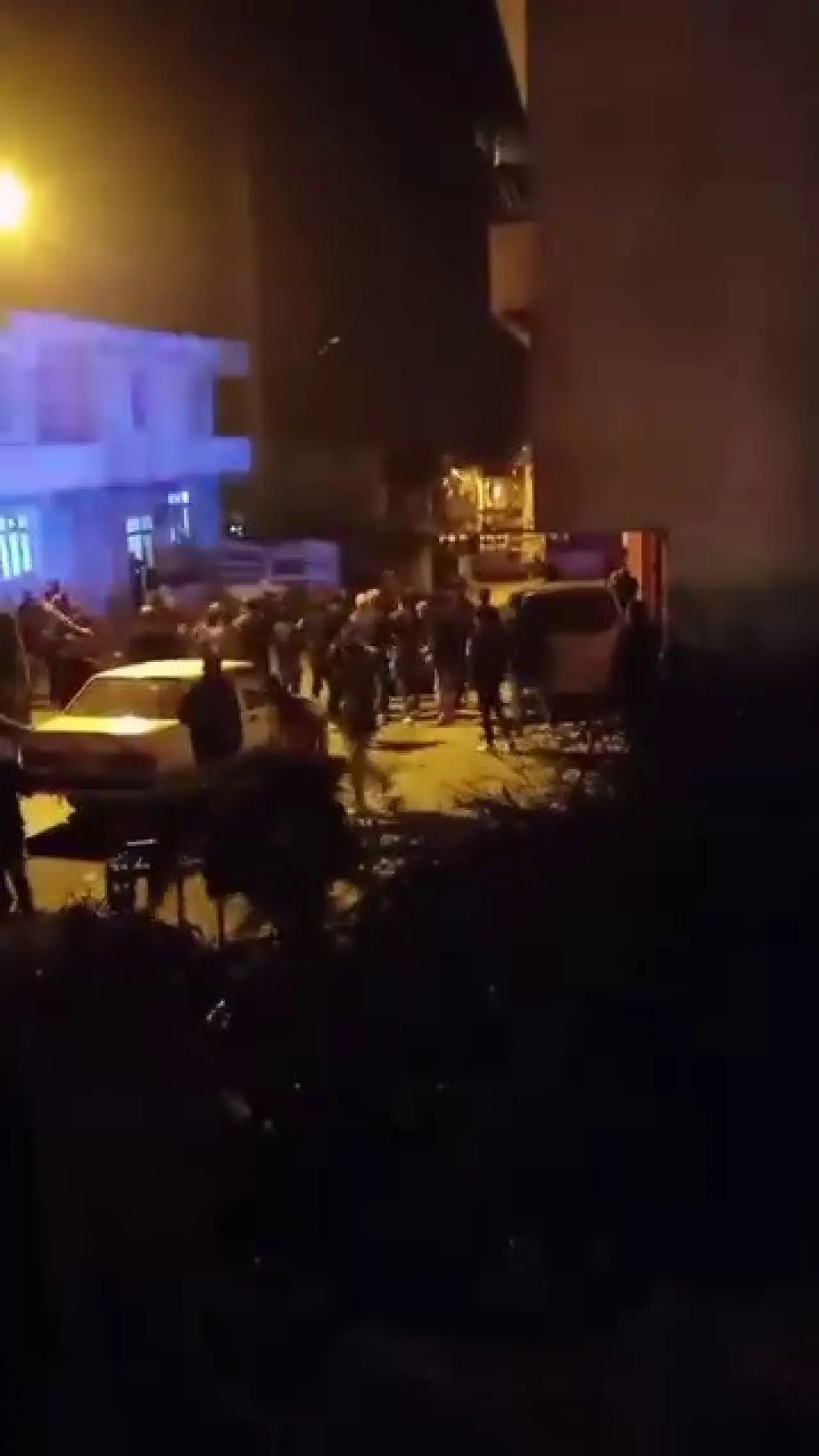 Hatay’da sokaklar savaş alanına döndü! Bıçaklar havada uçtu, evler alev aldı 1