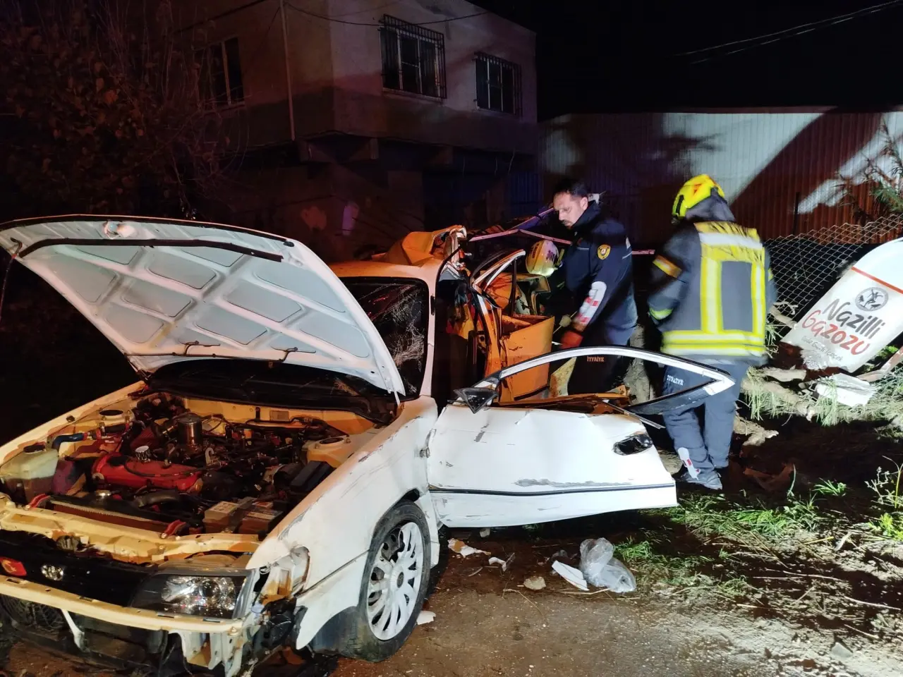 Aydın-Denizli yolunda korkutan kaza! Otomobil ağaca ok gibi saplandı 2