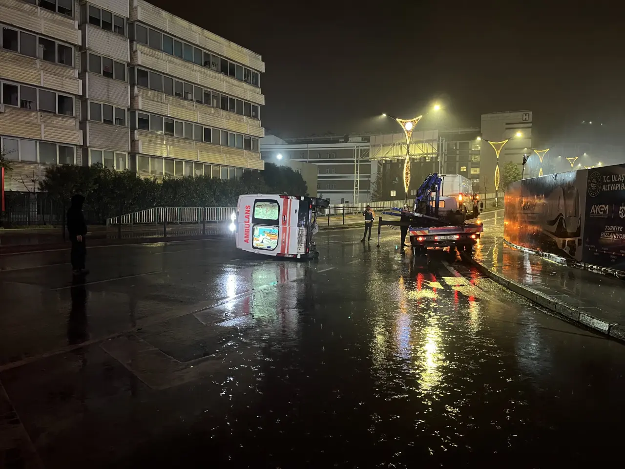 İzmit’te ambulans ve ticari araç çarpıştı: 3'ü sağlık çalışanı 6 yaralı 2