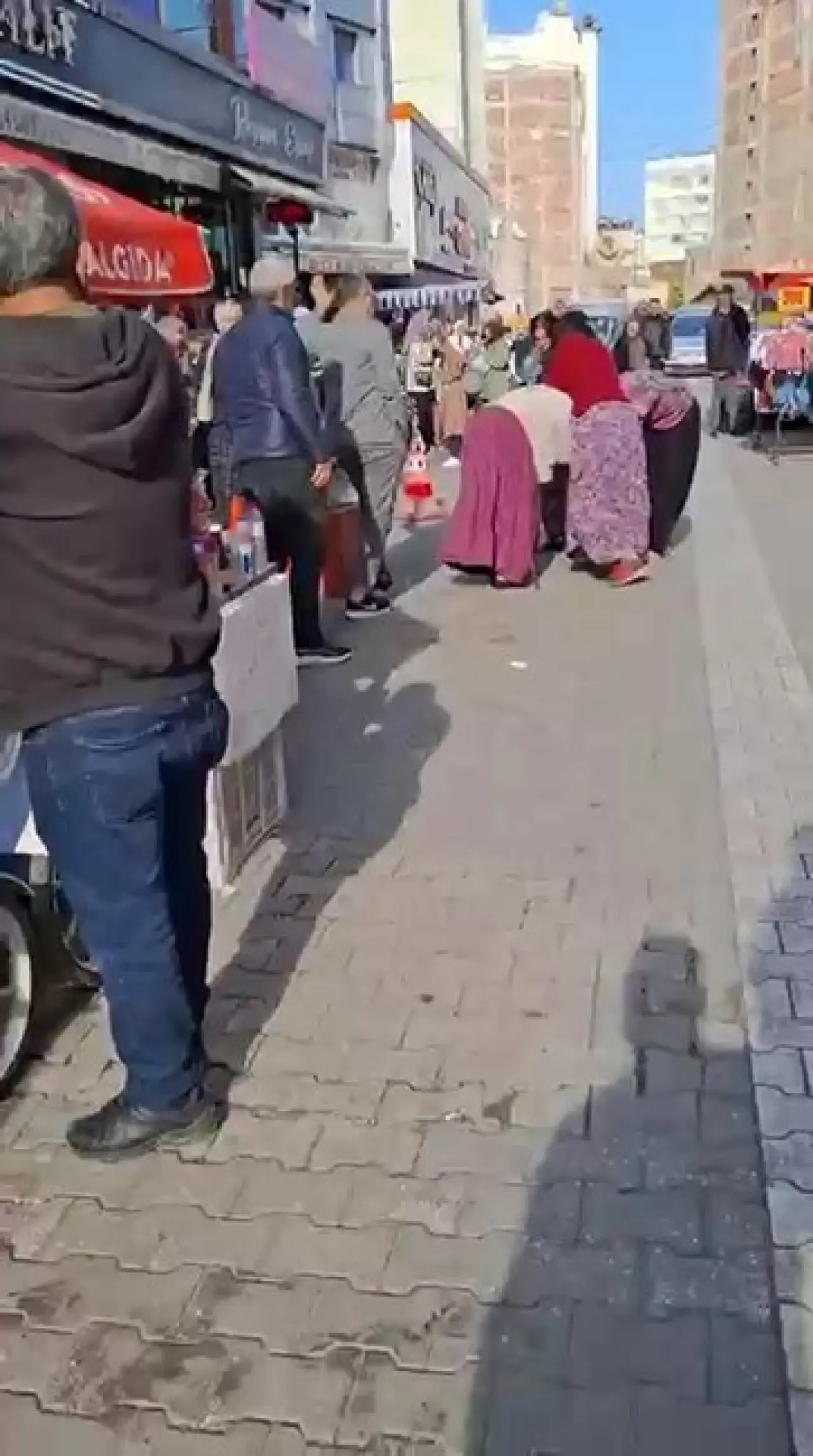 Adana'da sokak ortasında kavga: Kadınlar birbirine girdi! 1