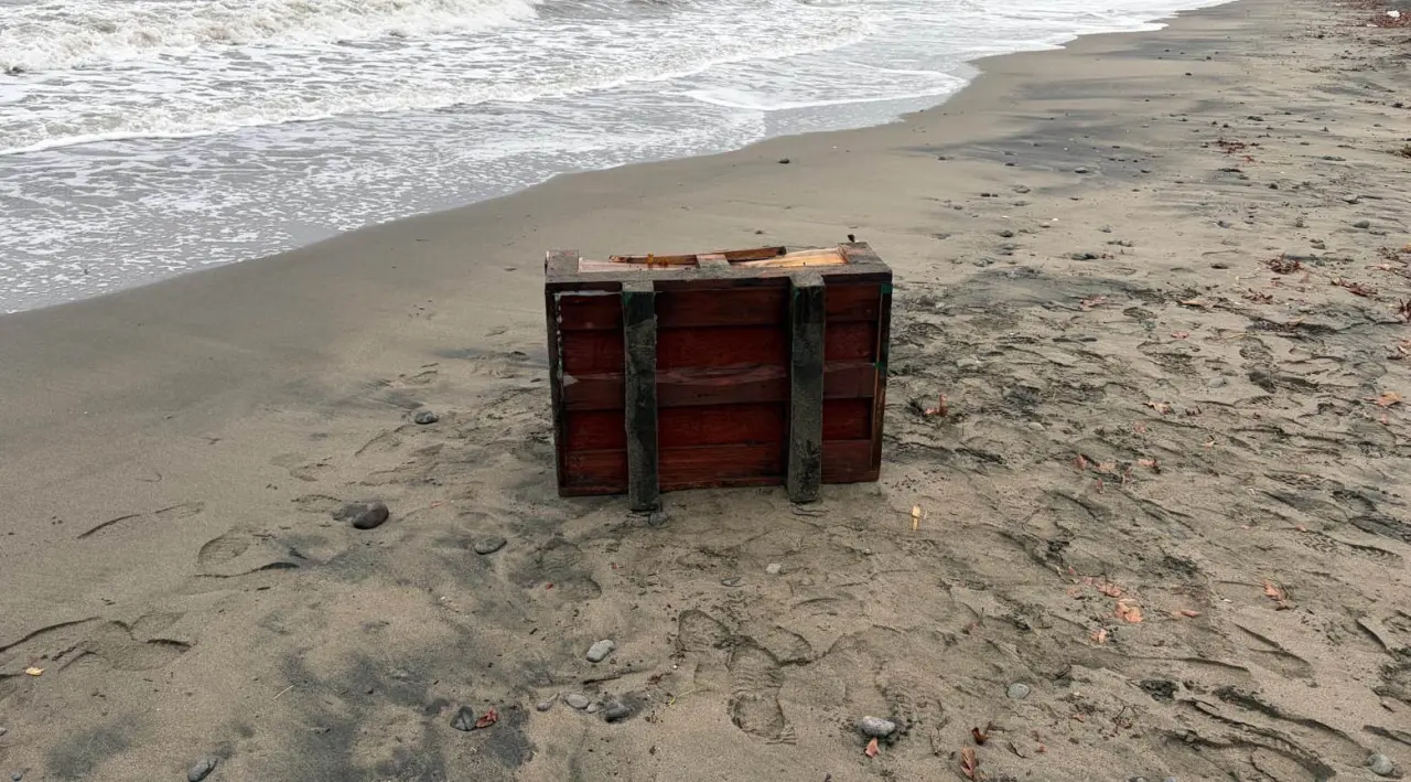 Atakum sahilinde esrarengiz sandık! Üzerinde Rusça yazılar 1