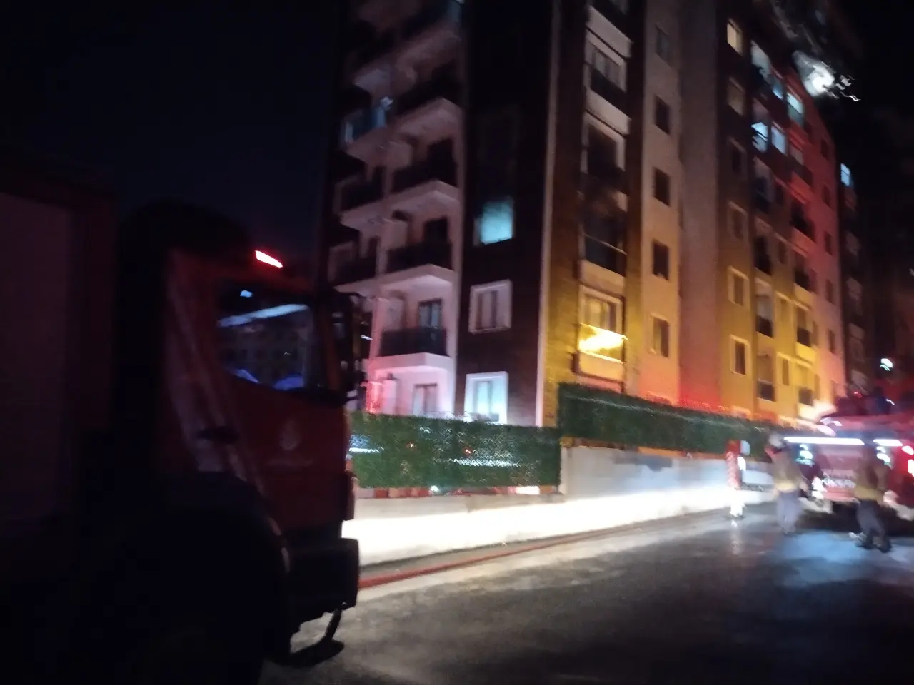 Pendik'te 10 katlı binada korkutan yangın! Gece yarısı mahalle sokağa döküldü 2