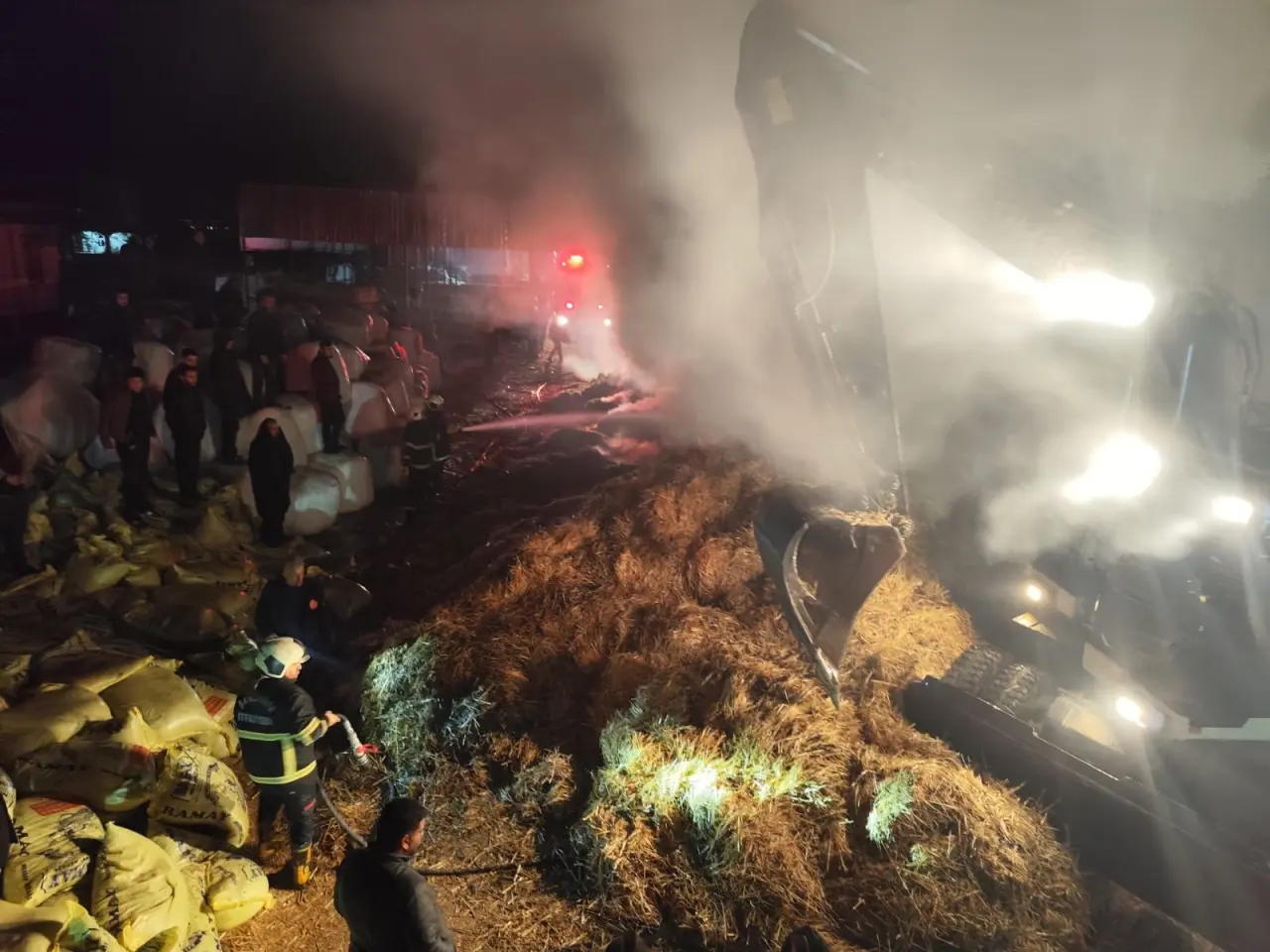 Şanlıurfa’da yangın alarmı! Çiftlikte büyük tehlike atlatıldı 1