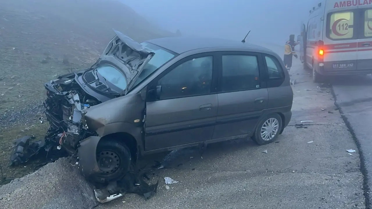 Feci Çarpışma! İki Araç Kafa Kafaya Geldi, Sürücüler Yaralı 1