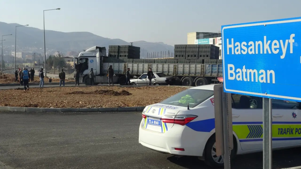 Tırın altına giren otomobilden mucize kurtuluş! 3