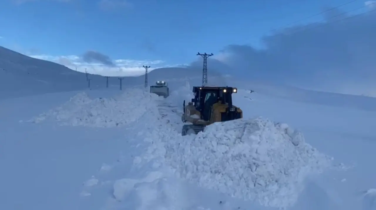 Doğuda kış sert geçiyor! 1 metreyi aşan kar yolları yuttu 1