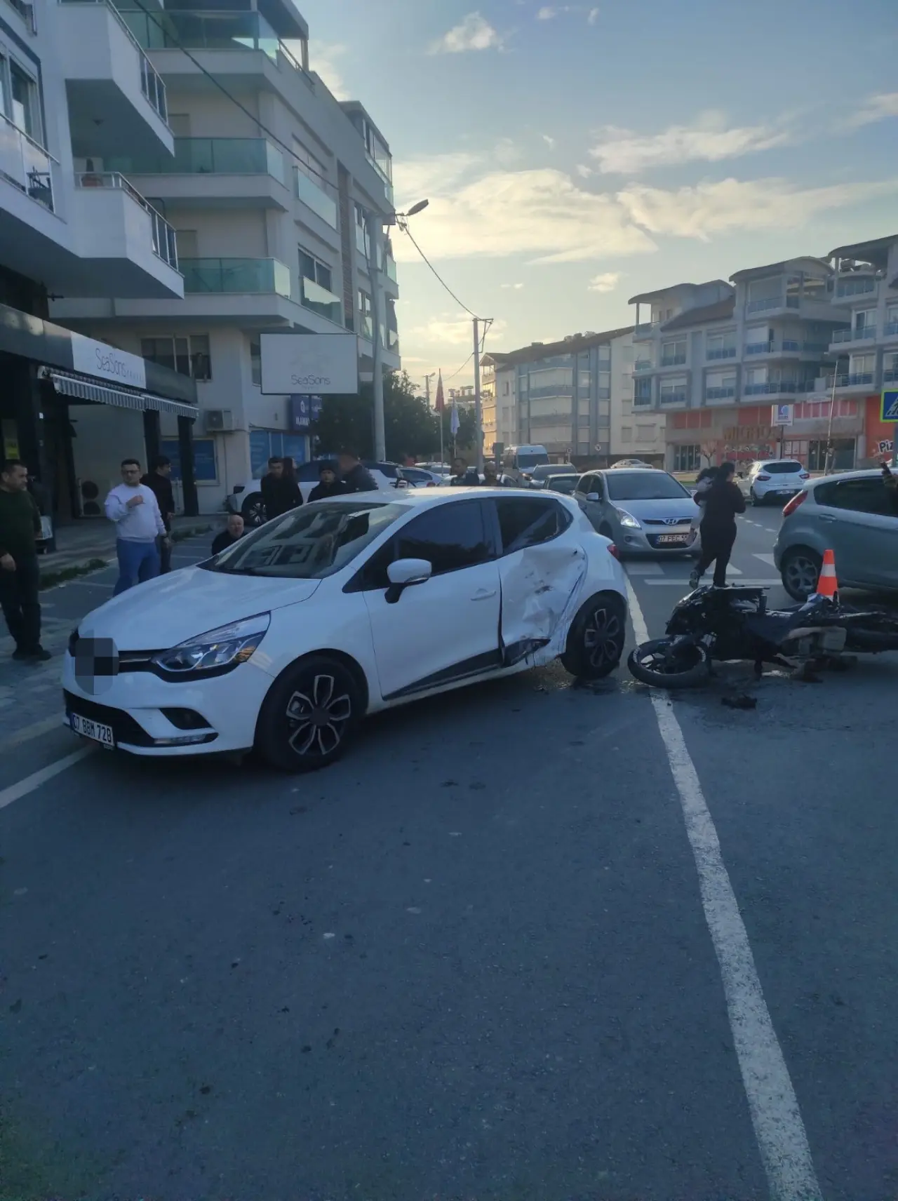 Manavgat’ta feci kaza! Motosiklet sürücüsü metrelerce savruldu 2