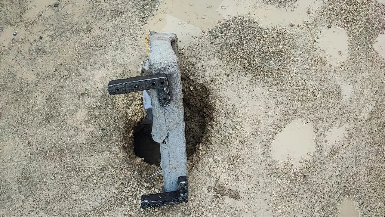 Adana’da çöken yola esnaftan ilginç önlem: Kanepe kolu ile bariyer! 3