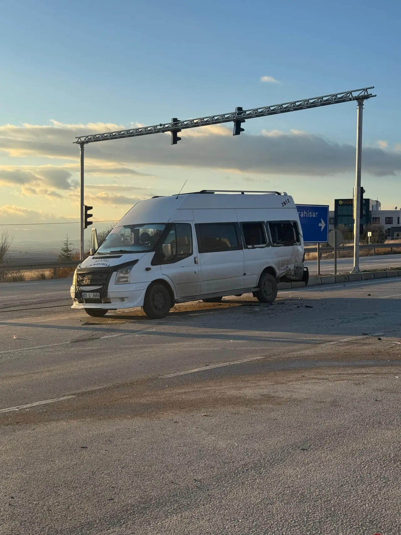 Afyonkarahisar’da nefes kesen çarpışma! Öğrenci servisi ile otomobil birbirine girdi, 18 yaralı 3