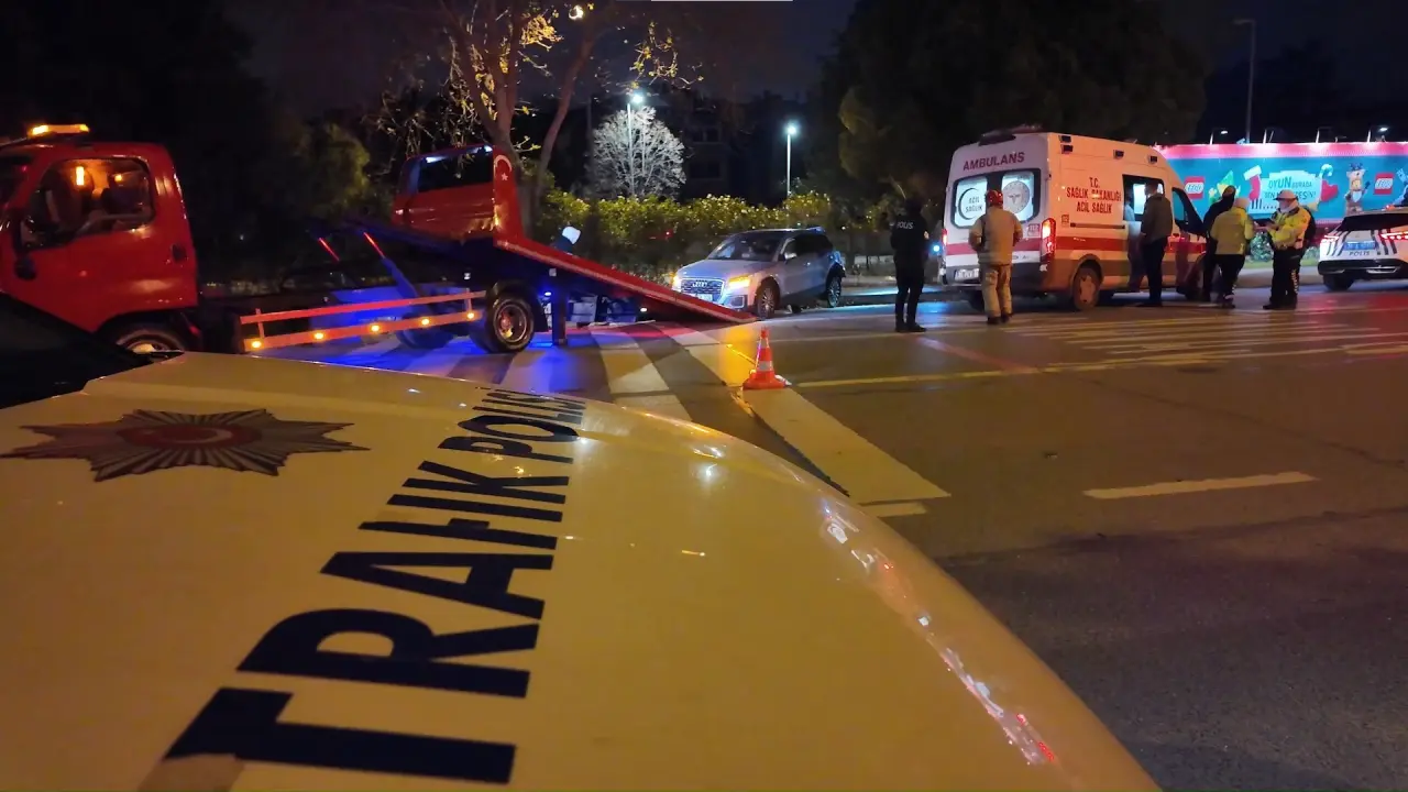 Kadıköy’de korkutan kaza! Araç kontrolden çıktı, sürücü sıkıştı 2