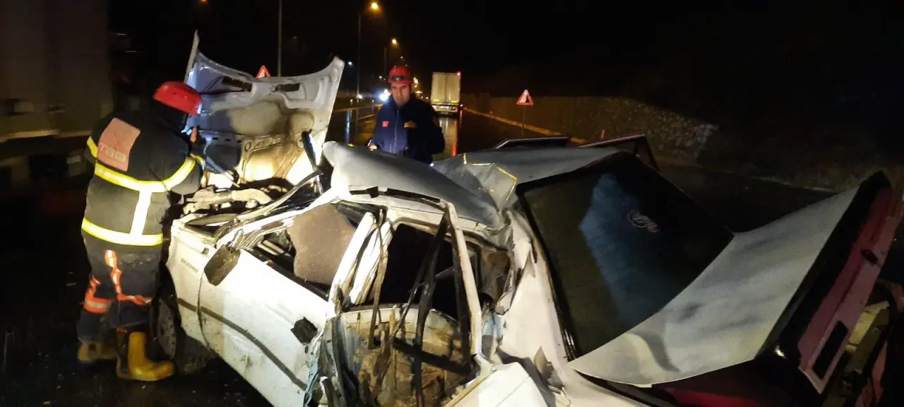 Samsun’da korkunç çarpışma! Otomobil tıra ok gibi saplandı 1