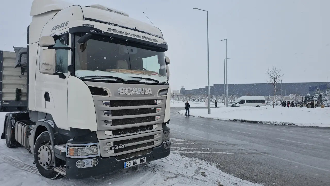 Kayseri’de sabah mesaisi kabusa döndü! İşçi servisi tıra çarptı, 11 Yaralı 7