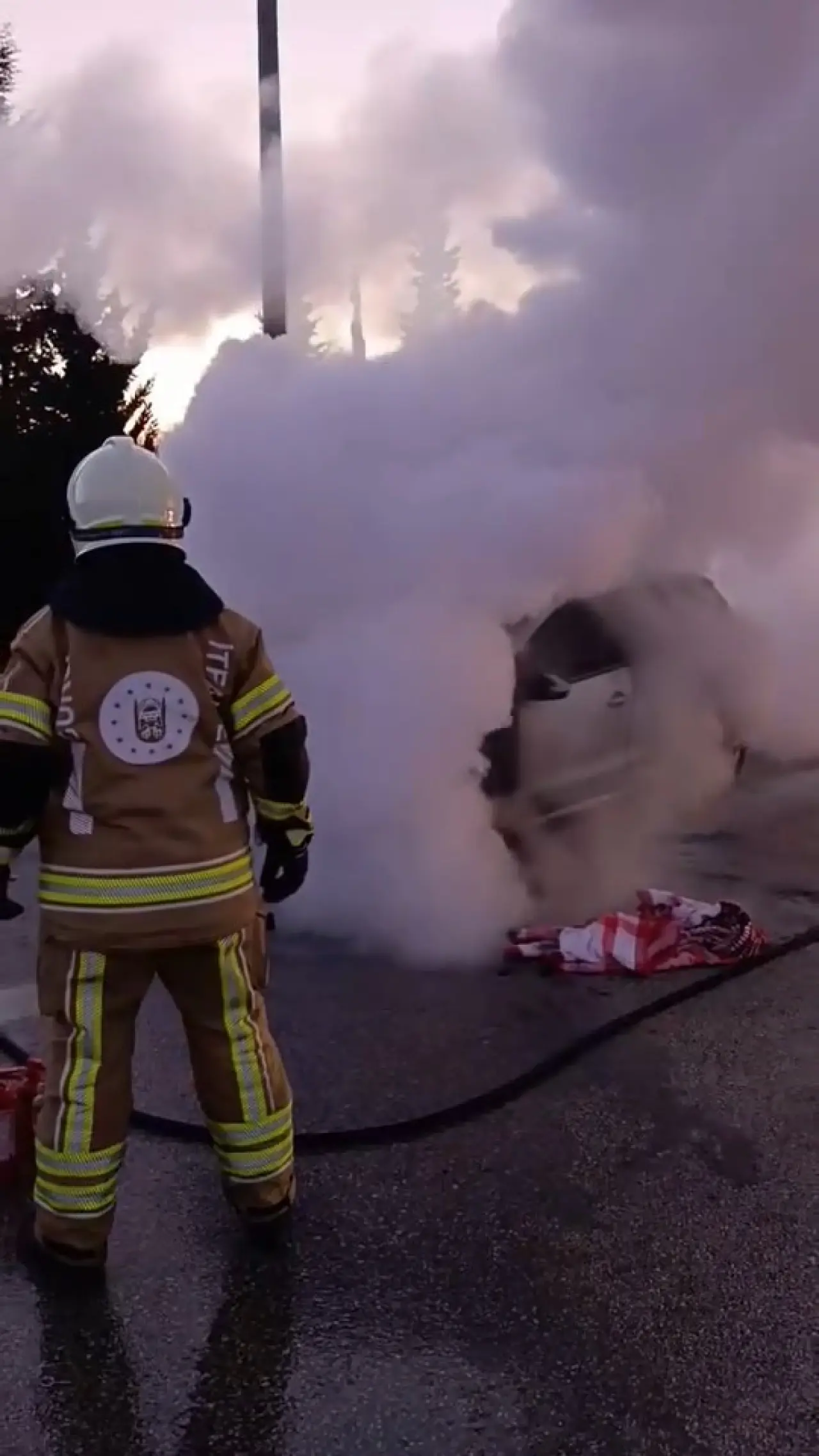 Bursa'da seyir halindeki otomobil alev alev yandı! Sürücü canını zor kurtardı 5