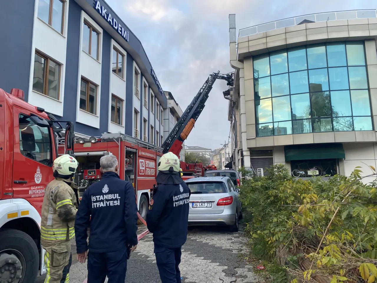 Ataşehir’de otel alevlere teslim oldu! Çatı katında korku dolu anlar 4