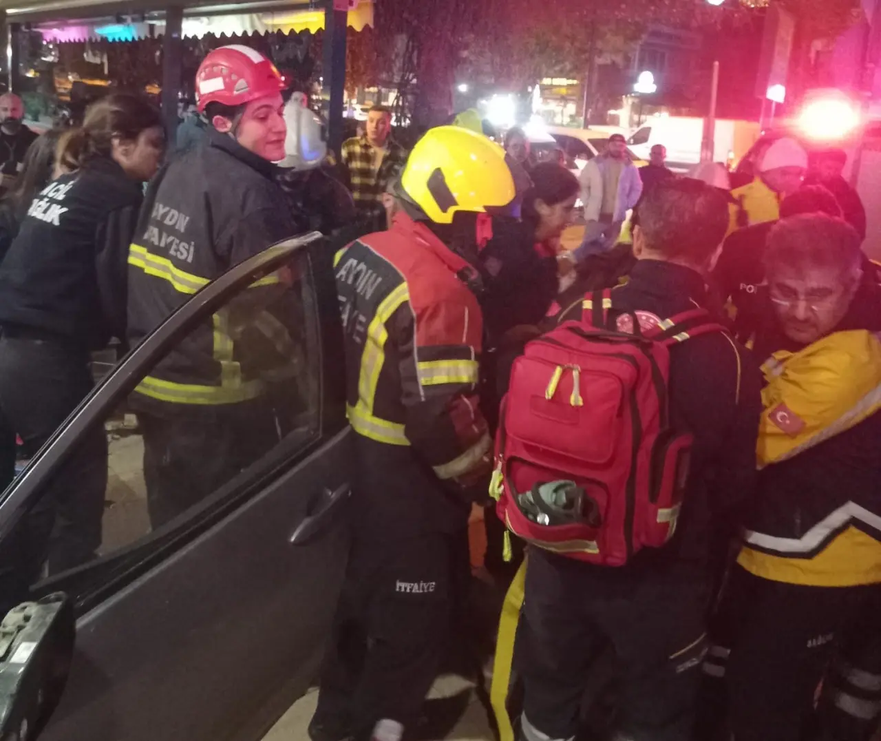 Aydın'da takla atan araç facianın eşiğinden döndü! Otomobil banka şubesine çarptı 3