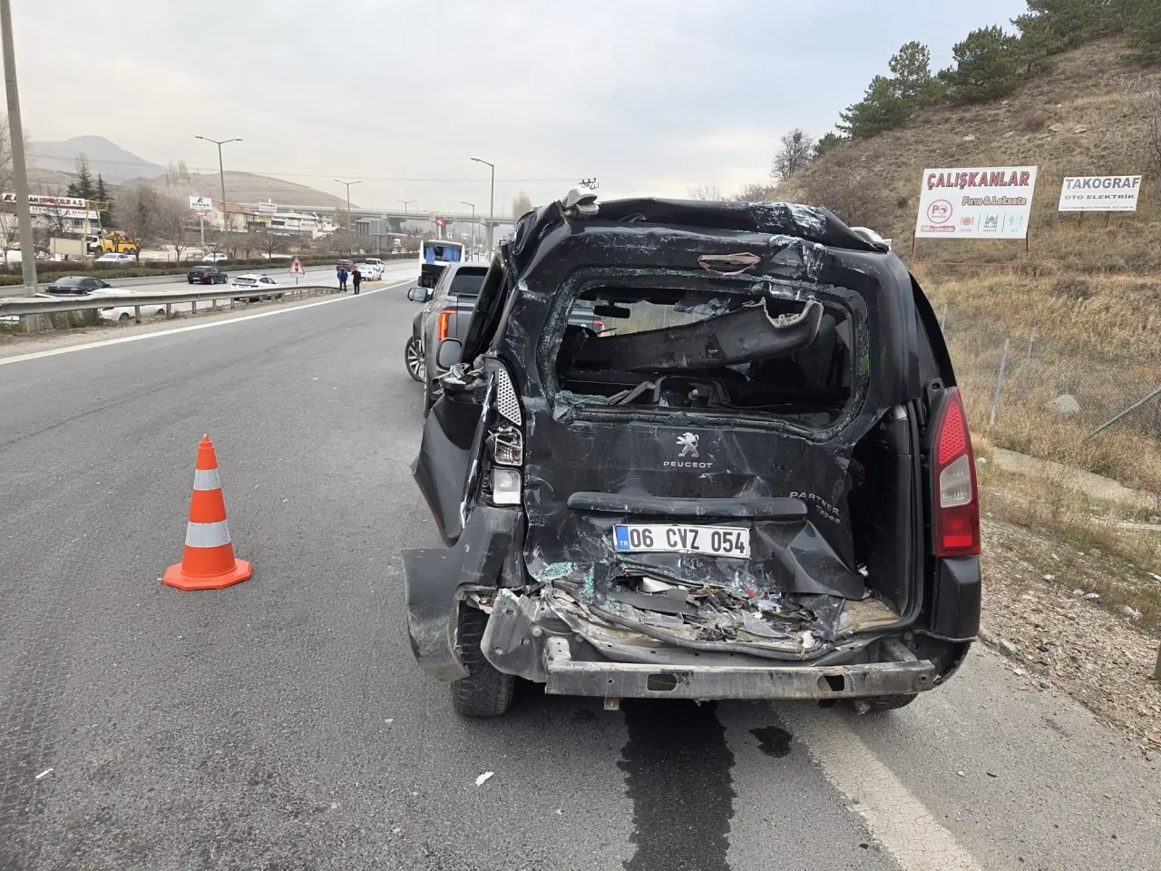 Buzlu yolda zincirleme kaza! 6 araç birbirine girdi 5