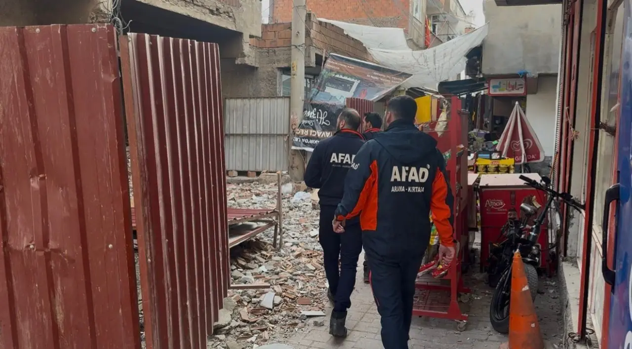 Diyarbakır'da yıkım sırasında talihsiz kaza! İşçi molozların altında kaldı 4