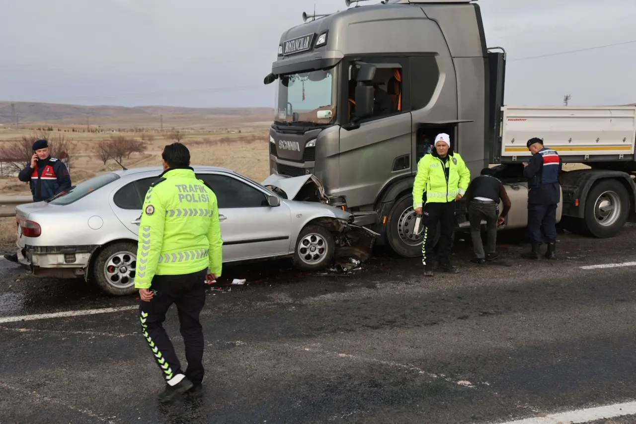 Nevşehir'de can pazarı! Otomobil tırla çarpıştı, 1 ölü 3 yaralı 2