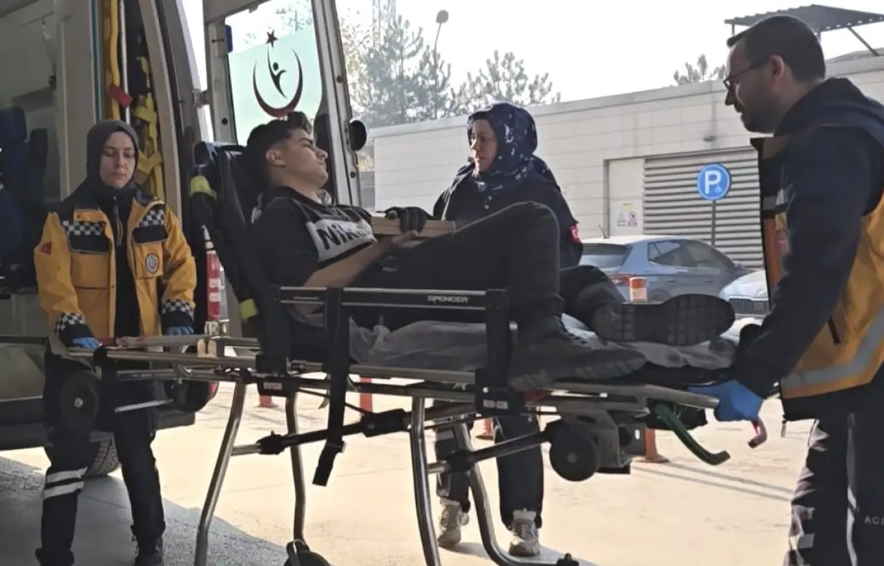 Genç işçi elini çivi tabancasıyla ahşaba çaktı 2