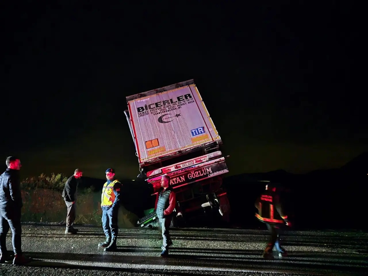 Manavgat’ta korku dolu anlar! Tır şarampole uçtu 4