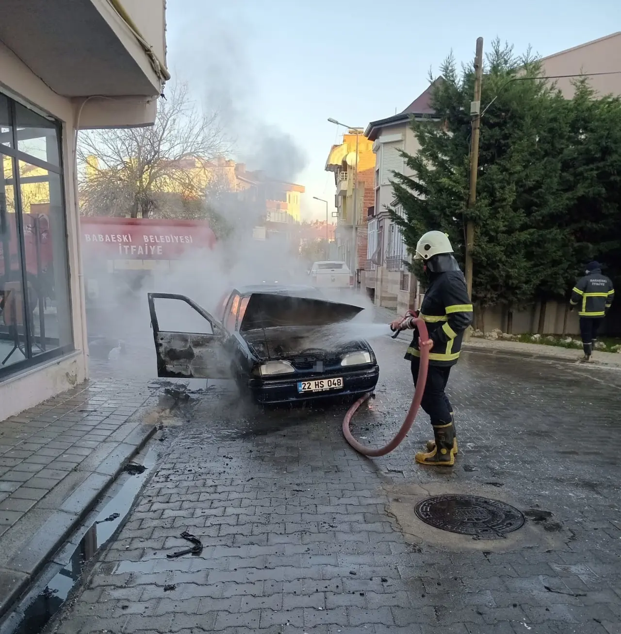 Motoru tutuşan otomobil cayır cayır yandı! Geriye hurda kaldı 1