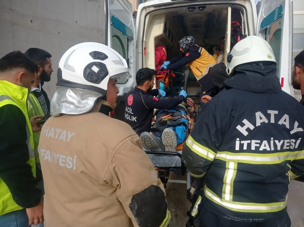 İnşaatta dehşet anları! İşçi asansör boşluğuna düştü 3