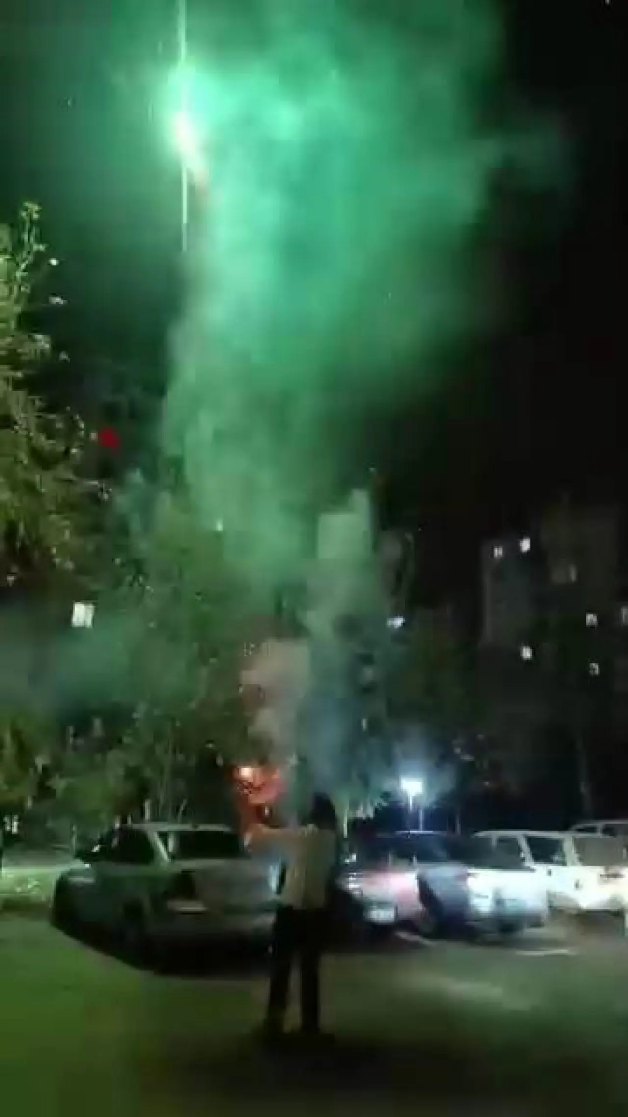 Faciadan son anda kurtuldu: Havai fişek elinde patladı 1