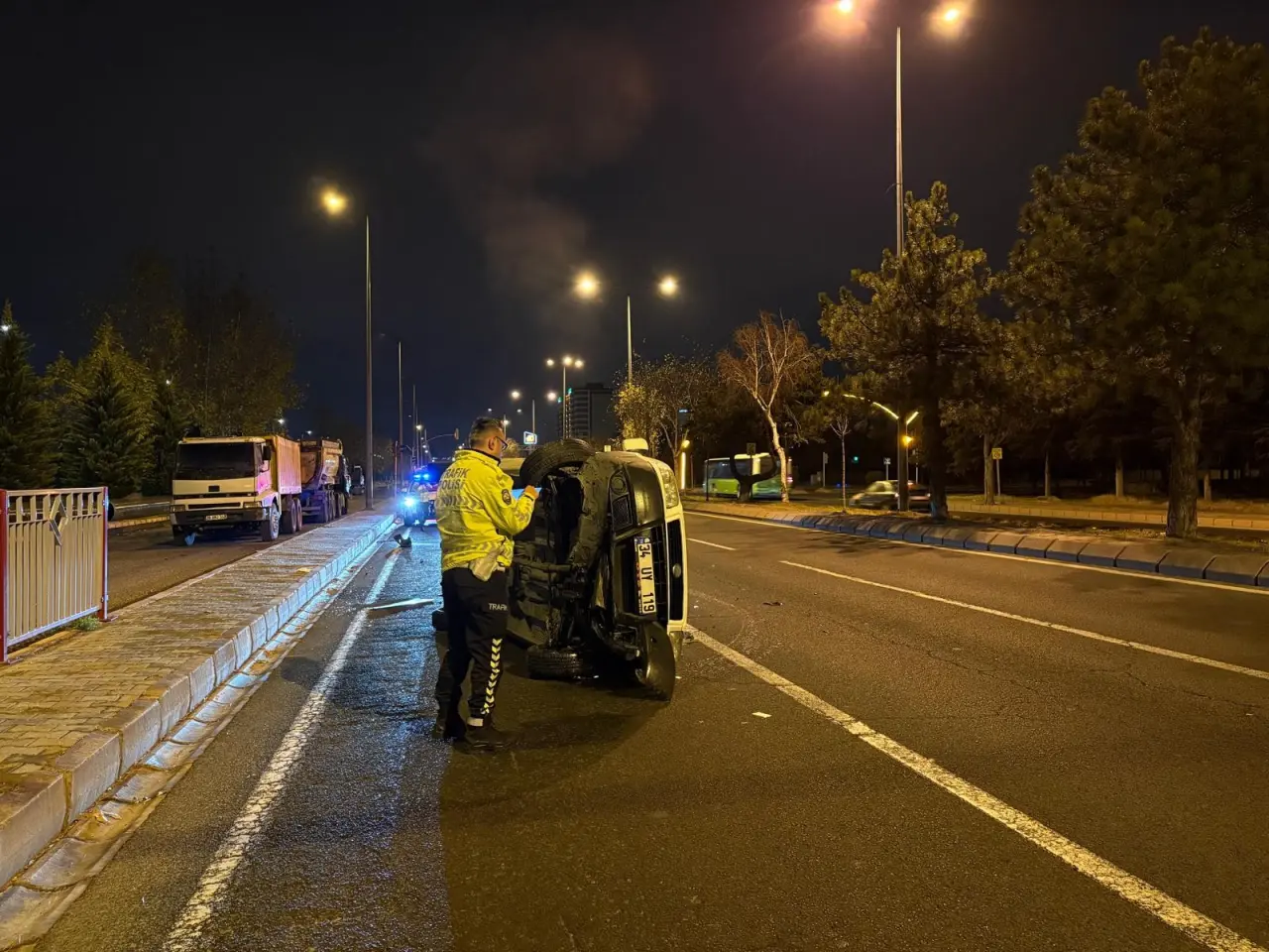 Kayseri'de şok kaza! Önüne köpek çıkan araç ters yattı 6