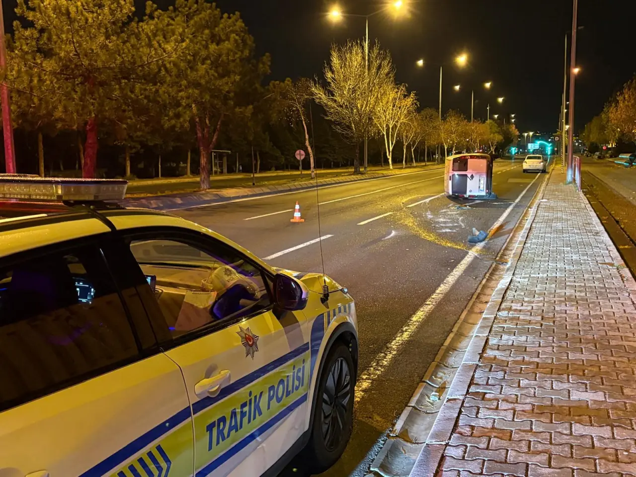 Kayseri'de şok kaza! Önüne köpek çıkan araç ters yattı 4