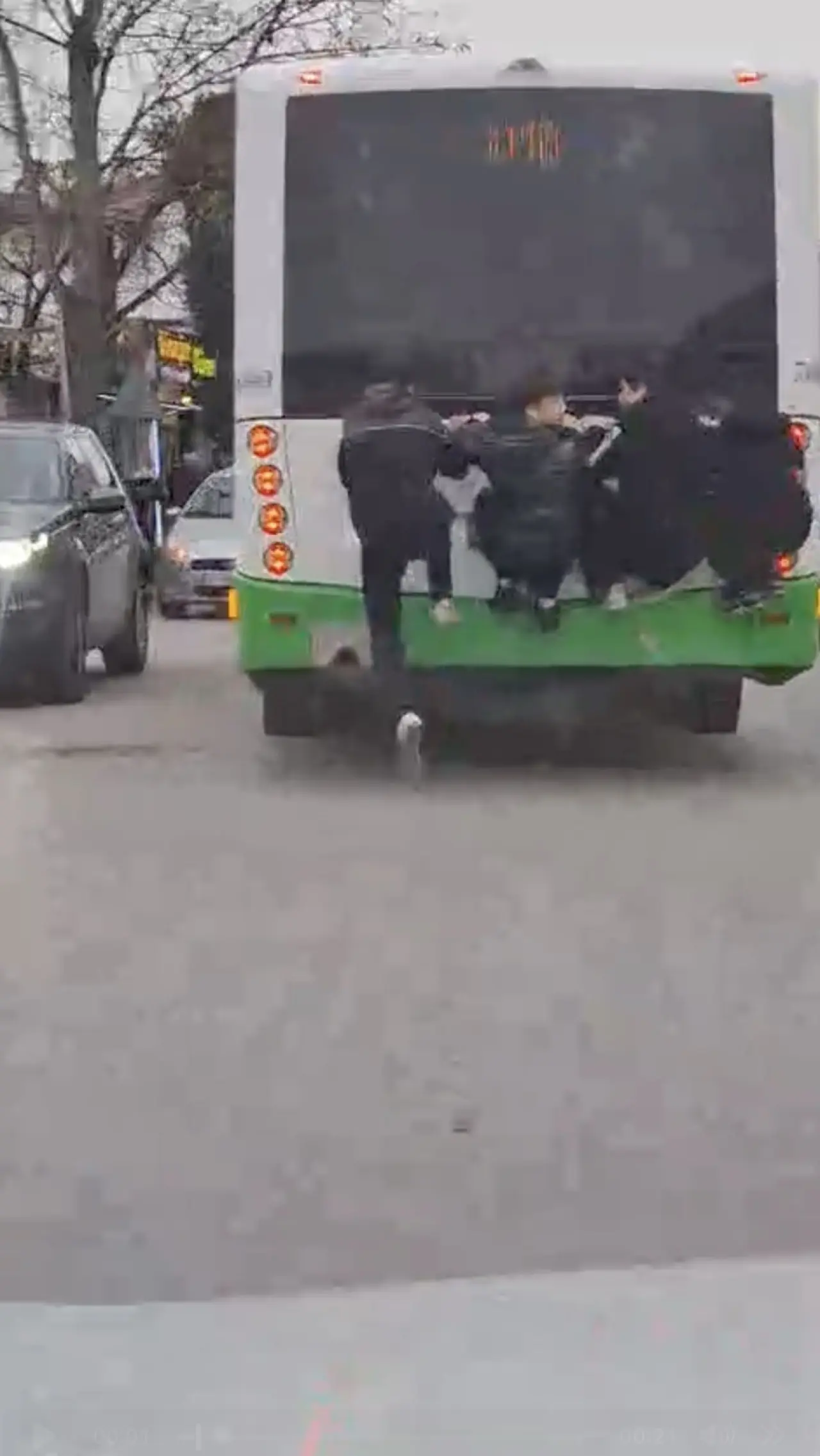 Otobüsün arasına tutundular! Bursa’da lise öğrencilerinden ölümüne yolculuk 2