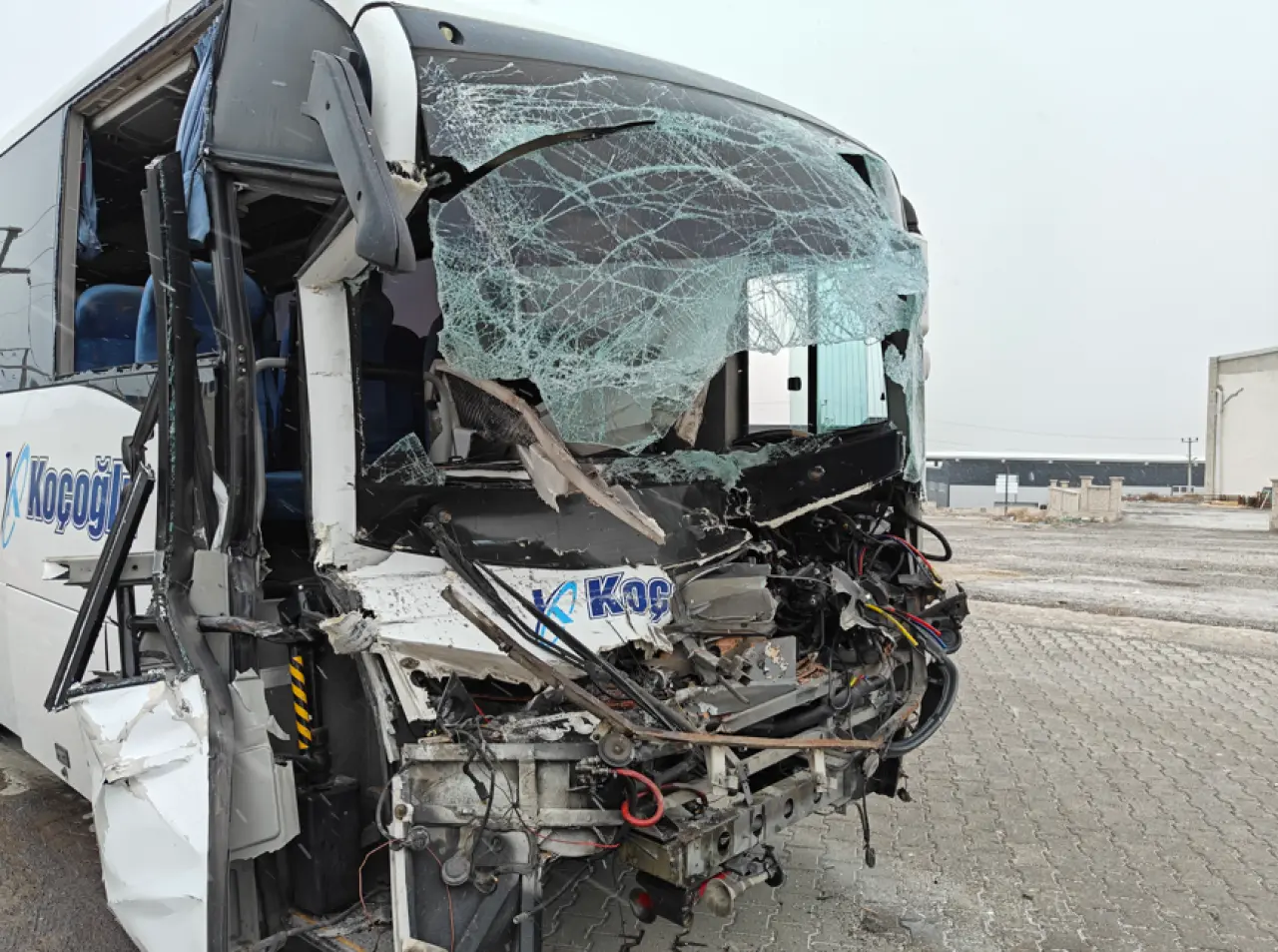 Kayseri İncesu’da işçi servisi tır dorsesine çarptı! 22 yaralı 2